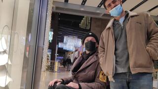 דין יחד עם אביו, שמתנייד בכסא הגלגלים שבנו בנה עבורו 