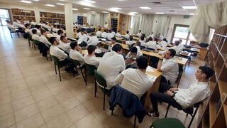 תלמידים בישיבה