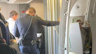 שוטרים במטוס אל על לאחר שאישה עישנה בשירותים