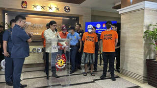 הפיליפינים משטרה שוטרים חטפו תיירים ודרשו כופר