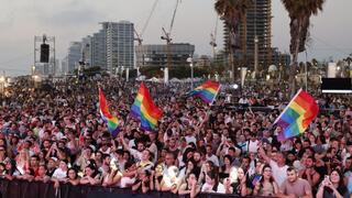 עצרת הגאווה והתקווה בתל אביב בשיתוף מטה משפחות החטופים בגן צ'ארלס קלור