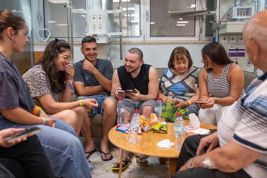 המפגש הראשון של אלמוג מאיר ג'אן עם משפחתו