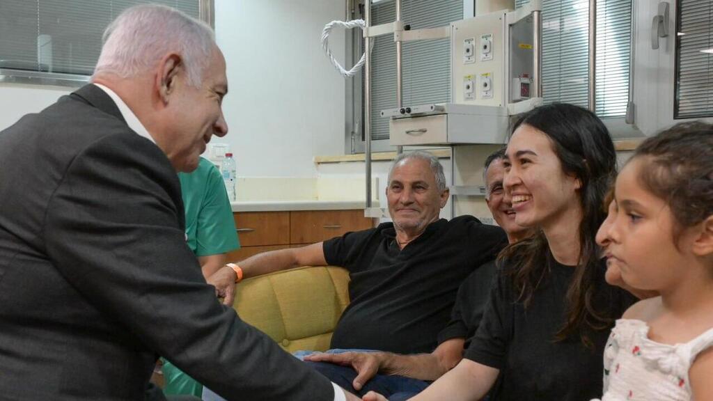 בנימין נתניהו עם החטופים שחולצו בשיבא תל השומר