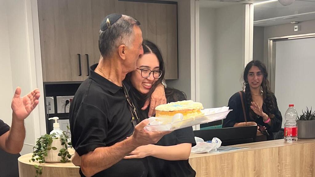 נועה ארגמני חוגגת לאביה יעקב יום הולדת בבית החולים איכילוב