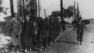 פולנים מובלים למאסר בסיומו של מרד ורשה נגד הנאצים, 1 באוקטובר 1944