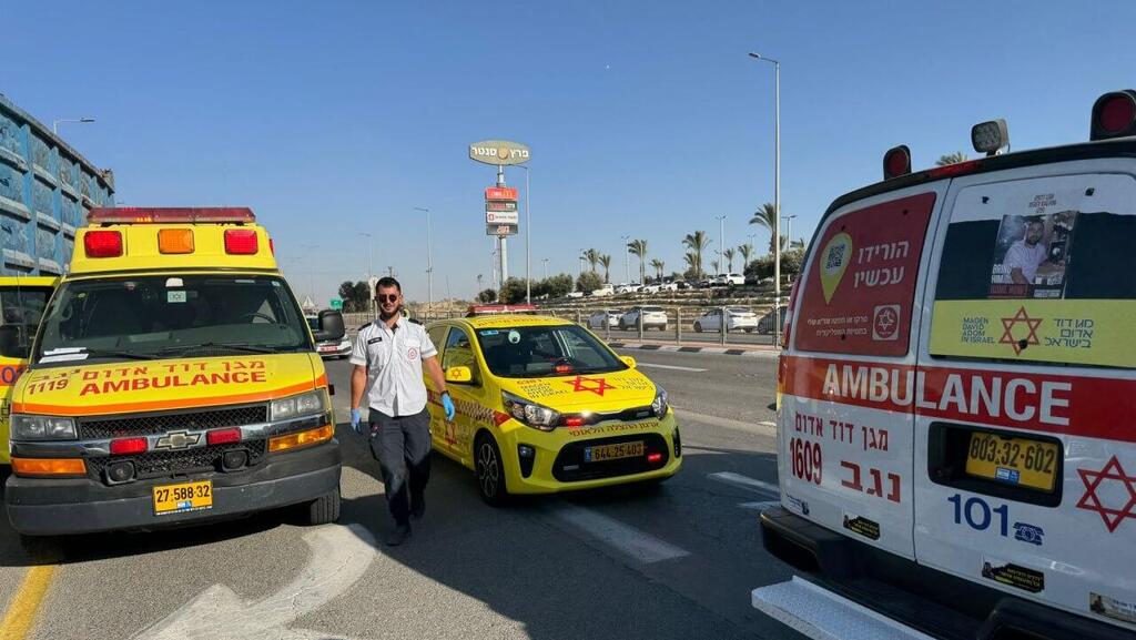 תאונה בין רכב למשאית בכביש 25 בכניסה לדימונה