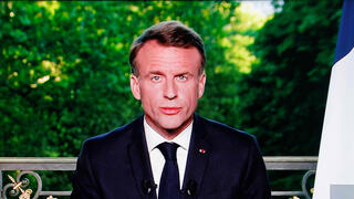 נשיא צרפת עמנואל מקרון מודיע על פיזור האספה הלאומית