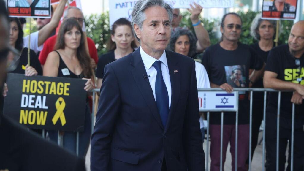מבקר המדינה האמריקאי אנתוני בלינקן בהפגנת משפחות החטופים בתל אביב
