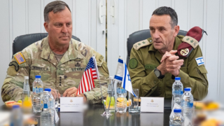 הגנרל מייקל אריק קורילה בפגישה עם הרמטכ"ל הרצי הלוי