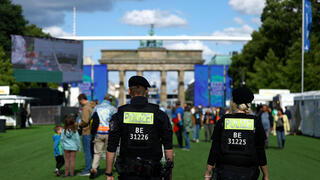 שוטרים באזור אוהדים פאן מייל ברלין גרמניה יורו 2024