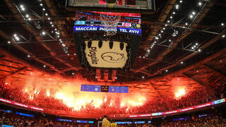 אבוקות בהיכל