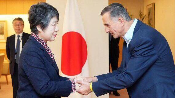 שרת החוץ היפנית, יוקו קמיקאווה ויעקב ארגמני