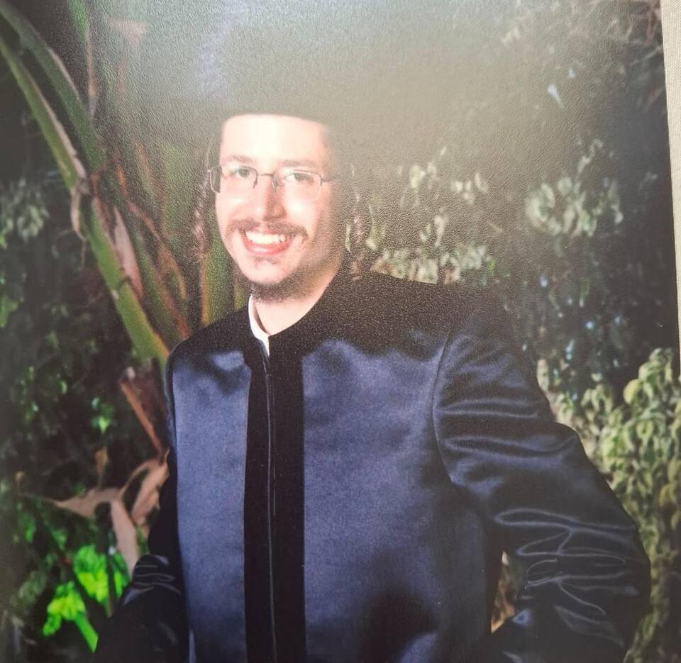 באב"ד לפני התהליך להתאמה מגדרית, ביום החתונה, בחליפה מיוחדת