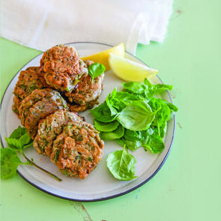 קציצות תפוחי אדמה, חומוס ותרד