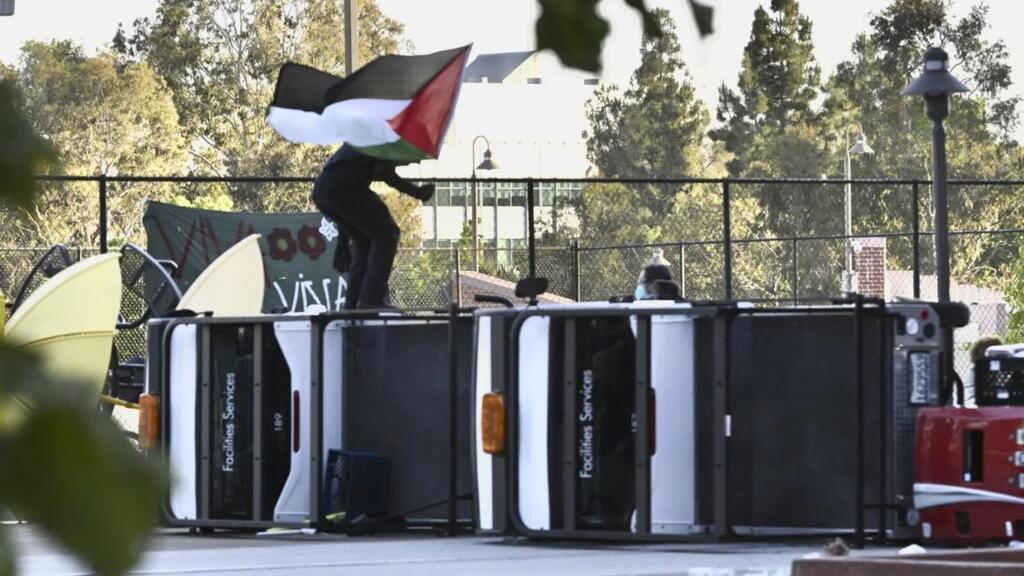 Pro-Palestinian students riot at California State University