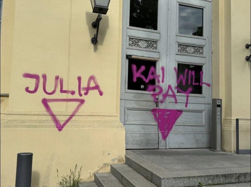    פעילים פרו פלסטינים מרססים משולש אדום הפוך בברלין