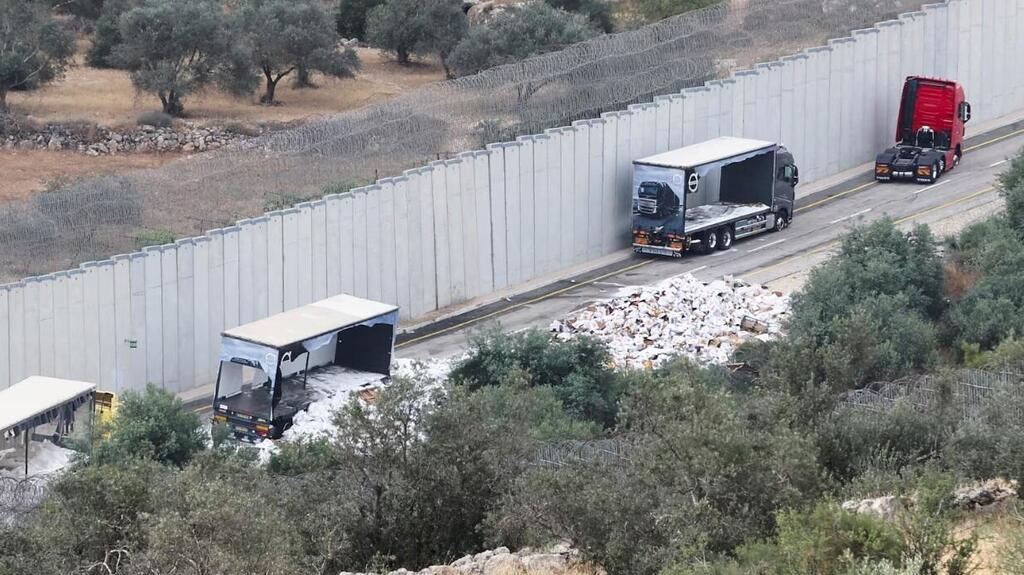 Palestinian aid trucks stopped after being attacked 