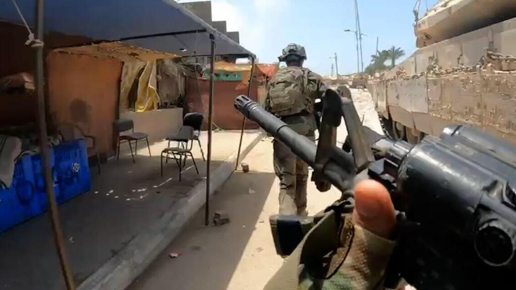 תיעוד ממצלמות הקסדה של לוחמי סיירת צנחנים מרגעי העברת החטופים תחת אש בלב נוסייראת