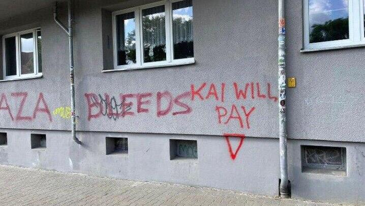    פעילים פרו פלסטינים מרססים משולש אדום הפוך בברלין