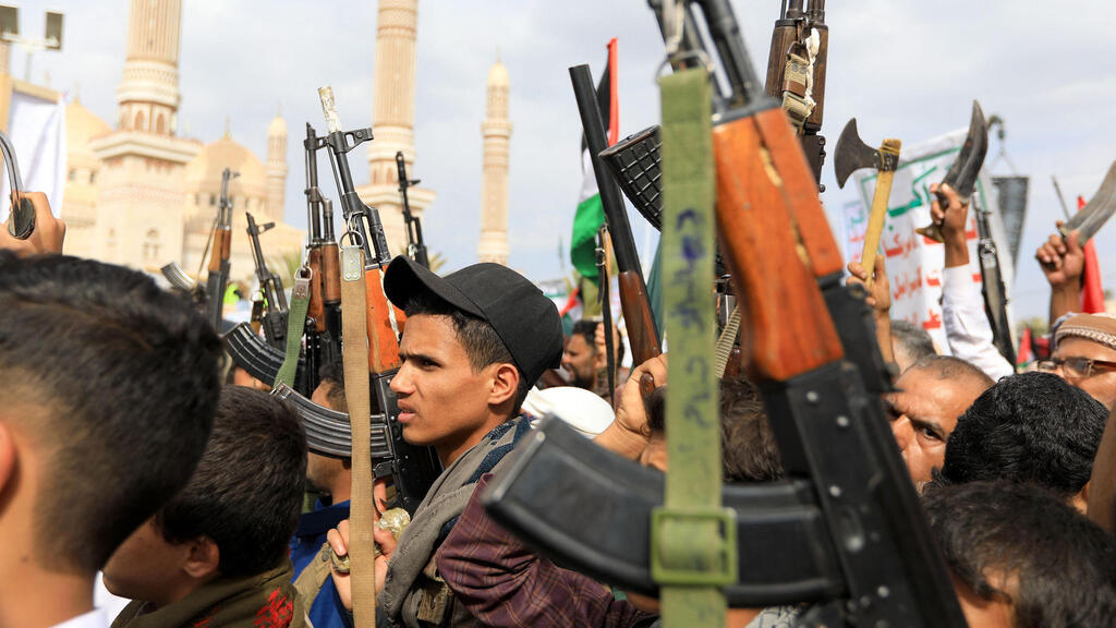 Houthi rebels in Yemen (Photo: MOHAMMED HUWAIS / AFP) חות'ים מפגינים בתימן
