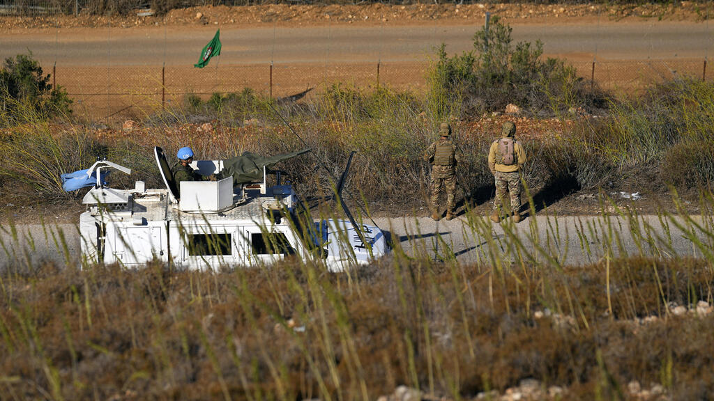 חיילים לבנונים משגיחים בזמן שאנשי יוניפי"ל מפטרלים ליד הגבול עם ישראל