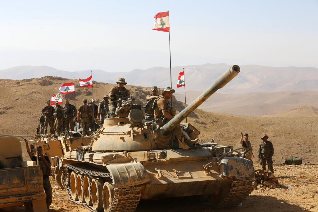 Lebanese Army tank on the Syrian border (Photo: AP/Hassan Ammar) טנקים של צבא לבנון בגבול סוריה
