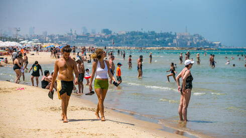 מבלים בחופי תל אביב בגל החום הקיצוני