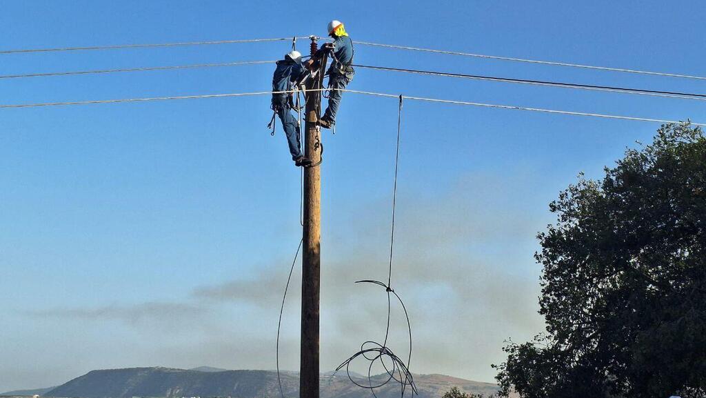 Repairing an electricity pole in the Avivim area that was damaged by shelling from Lebanon
