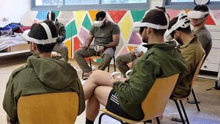 חיילים עוברים טיפול באמצעות מציאות מדומה Smart Therapy