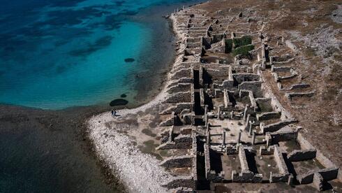 האי דלוס, שטומן בחובו היסטוריה בת 2,000 שנה, עם מבנים מהתקופה ההלניסטית והרומית