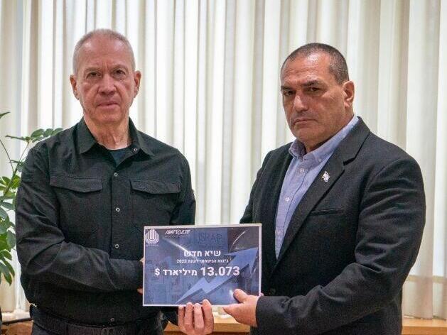 מנכ"ל משהב"ט וראש 'סיבט' מגישים את דוח הייצוא הביטחוני לשר הביטחון