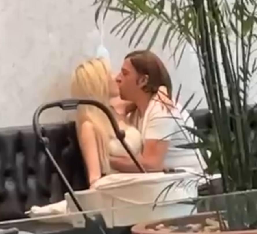פפראצי אליקו לירז נשיקה לוהטת בקניון