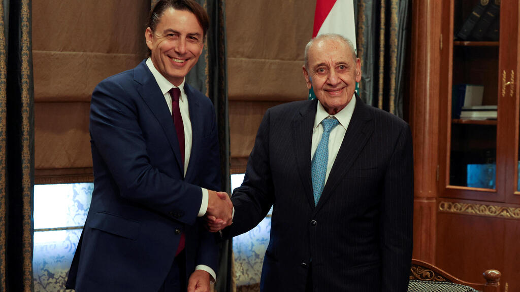 White House special envoy Amos Hochstein and Lebanon's Parliament Speaker Nabih Berri (Photo: Mohamed Azakir / Reuters) נביה ברי יו"ר הפרלמנט של לבנון עם עמוס הוכשטיין