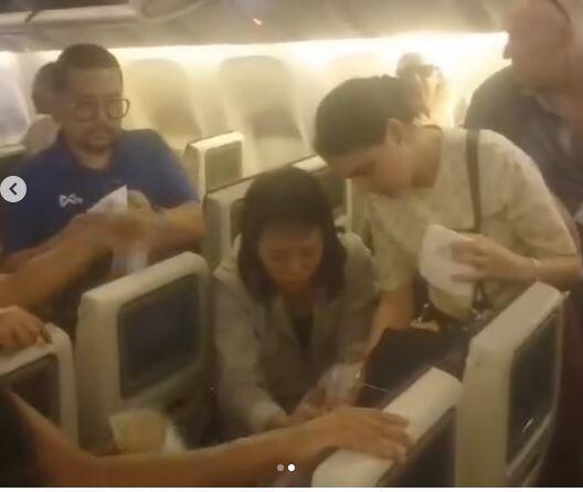 Passengers onboard Qatar airways flight help woman suffering from heat (Photo: Screenshot) Passengers onboard Qatar airways flight help woman suffering from heat