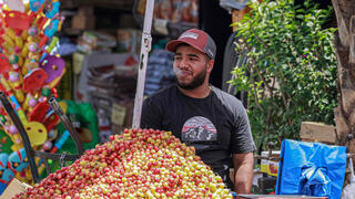 פלסטיני מעשן בשוק