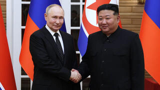 נשיא רוסיה ולדימיר פוטין עם רודן צפון קוריאה קים ג'ונג און בביקור ב פיונגיארנג