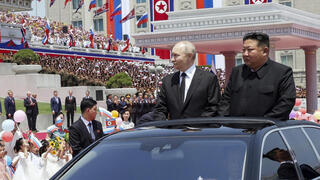 נשיא רוסיה ולדימיר פוטין עם רודן צפון קוריאה קים ג'ונג און בביקור ב פיונגיאנג