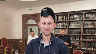 תיעוד מערב יום כיפור האחרון: מקסים מניח תפילין בבית הכנסת הקהילתי בז'יטומיר