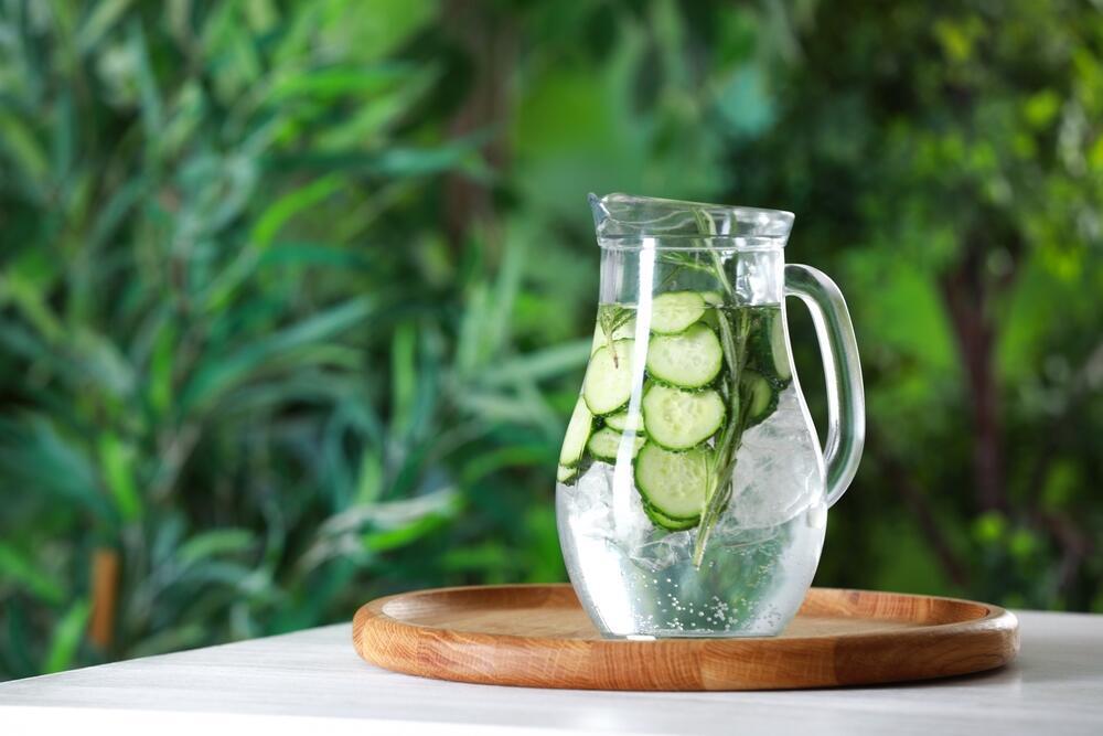 כד מים עם מלפפונים 