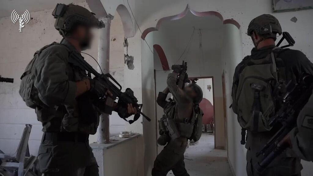 תיעוד דובר צה"ל שיגור ארגון טרור הטרור גא"פ הומניטרי חאן יונס רצועת עזה מלחמה מלחמת חרבות ברזל חיל האוויר תקיפה אמצעי לחימה כוחות אוגדה 99 חטיבת גבעתי