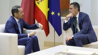 Spanish Prime Minister Pedro Sanchez (R) speaks with Qatari Prime Minister and Foreign Affairs Minister Mohammed bin Abdulrahman Al Thani