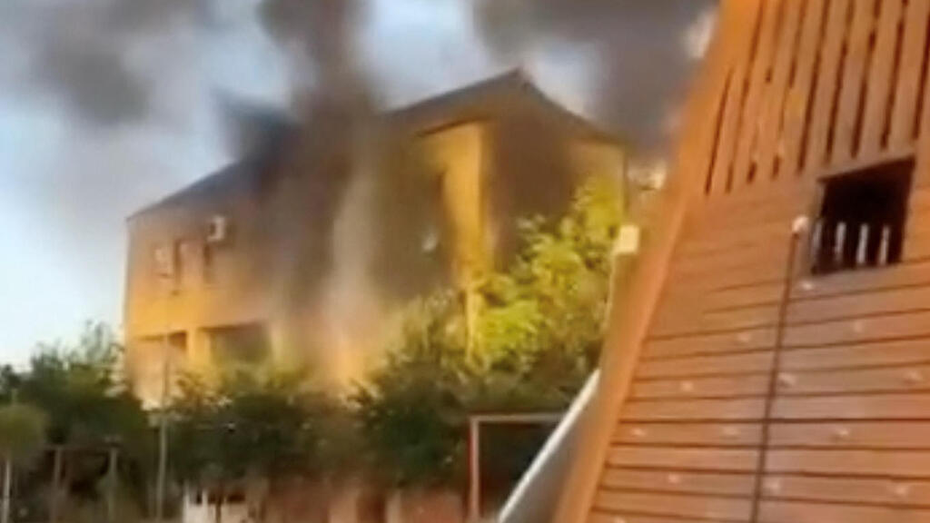 מבנה עולה באש ב דרבנט מתקפת טרור בחבל דגסטן ב רוסיה פיגוע