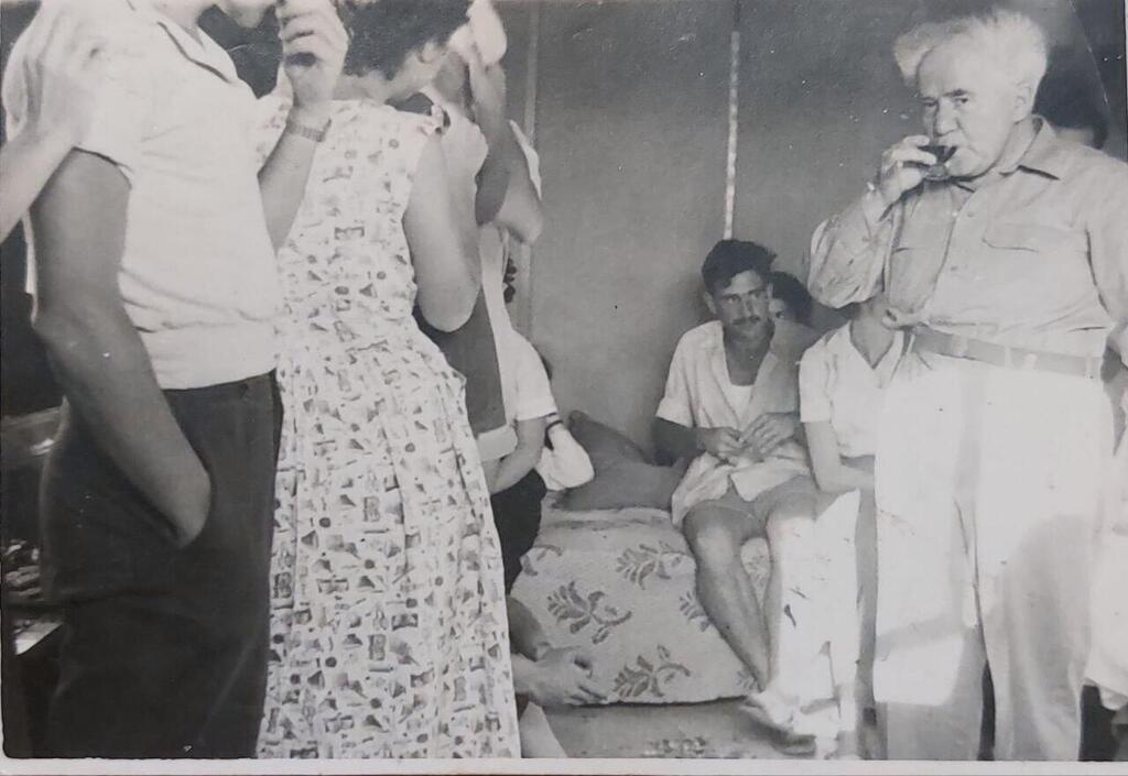 בן גוריון מרים לחיים עם החבר'ה לרגל יום ההולדת של התינוקת ליאורה