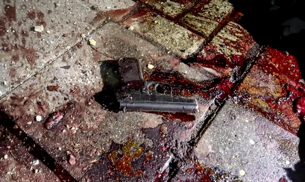 Terrorist's gun in Makhachkala (Photo: EPA/NATIONAL ANTITERRORISM COMMITTE / HANDOUT) אקדח של מחבל פיגוע ב מחצ'קלה דגסטן רוסיה