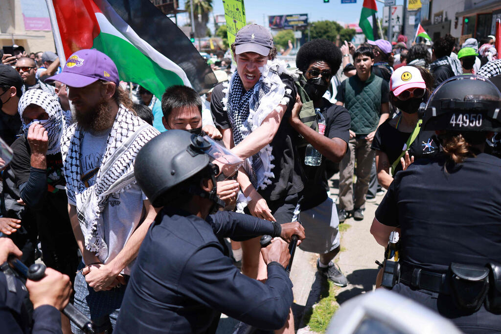 Violent clashes between opponents and supporters of Israel in L.A. (Photo: David Swanson / AFP) עימותים בין פרו-פלסטינים לתומכי ישראל ברחובות לוס אנג'לס