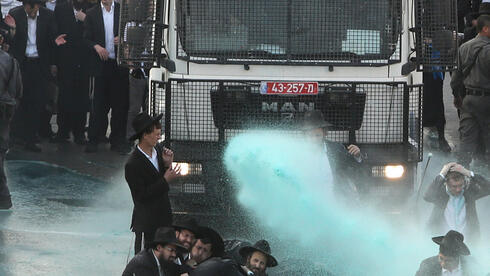 בואש משטרתי בפעולה בירושלים בניסיון לפנות את מפגינים חרדים