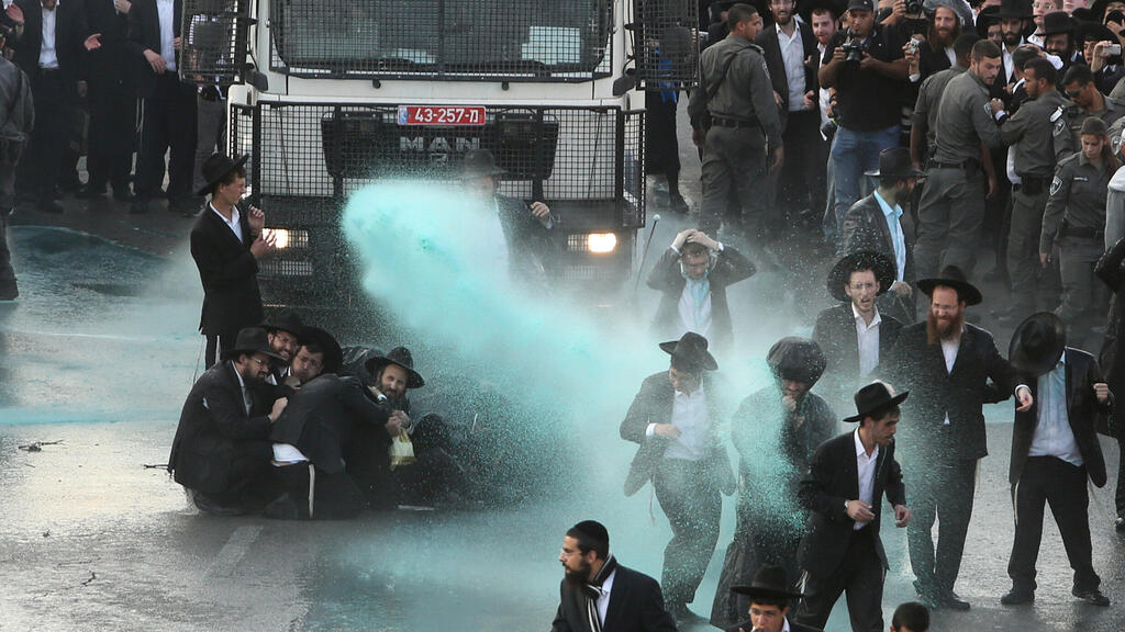 בואש משטרתי בפעולה בירושלים בניסיון לפנות את מפגינים חרדים
