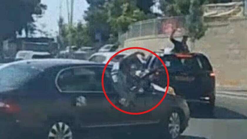 חייל צה"ל עם נשק שלוף בשיירת חתונה ברמת שלמה שבירושלים