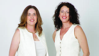 שלומית כרמלי (מימין)  וגוני עינב