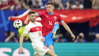 שחקן נבחרת טורקיה איסמעיל יוקסק מול שחקן נבחרת צ'כיה לוקאש פרובוד